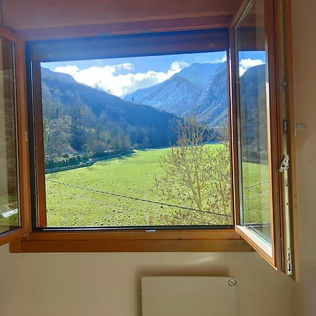 Ventana Al Paraiso Del Oso - Somiedo. Window To Bear Paradise - Somiedo