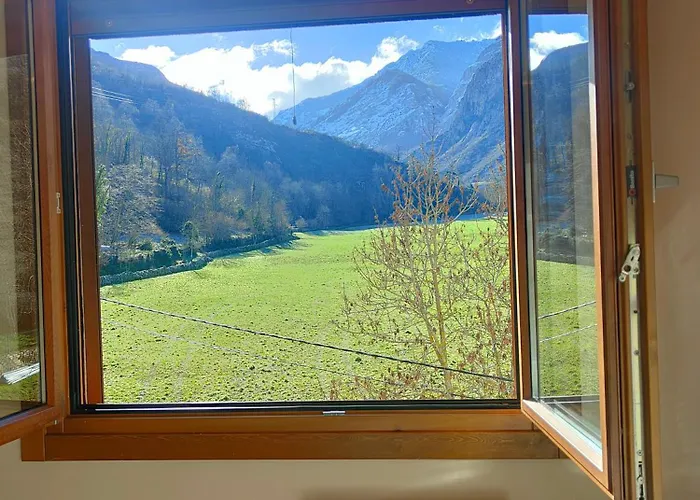 Ventana Al Paraíso Del Oso - Somiedo. Window To Bear Paradise - Somiedo