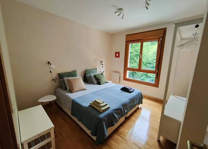 Ventana Al Paraíso Del Oso - Somiedo. Window To Bear Paradise - Somiedo