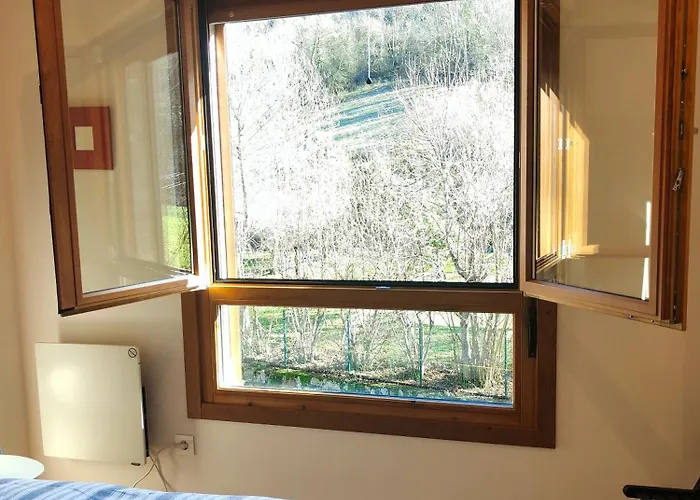 Ventana Al Paraíso Del Oso - Somiedo. Window To Bear Paradise - Somiedo *