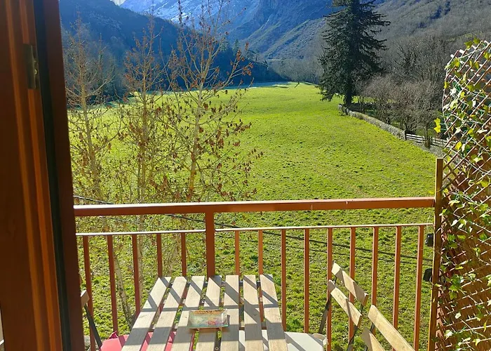 Ventana Al Paraíso Del Oso - Somiedo. Window To Bear Paradise - Somiedo *